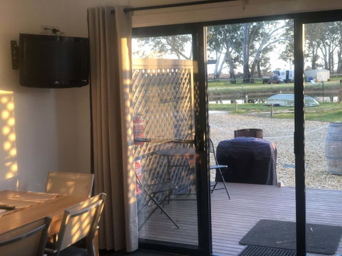 Coonawarra Cabins Unit D - Food Delivery Shop 2