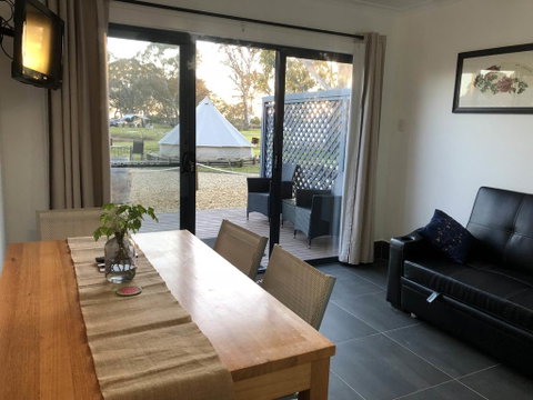 Coonawarra Cabins Unit D - Food Delivery Shop 1