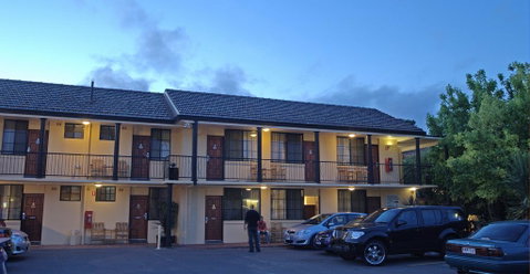 Country Plaza Motel - Food Delivery Shop 1