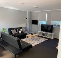 Cozy 3BR Townhouse in Liverpool CBD with parking - Food Delivery Shop