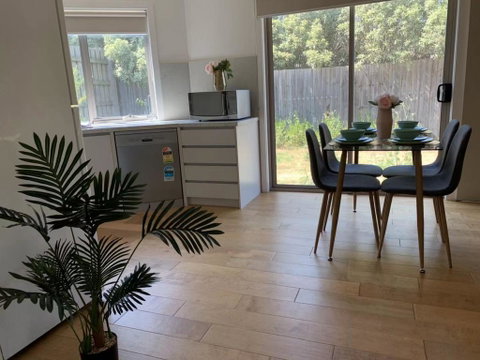 Delicate And Peaceful Bundoora Townhouse 20-R3 - Food Delivery Shop 2