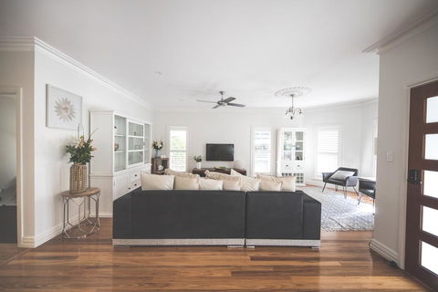 Diggers Beach Cottage - Food Delivery Shop 3