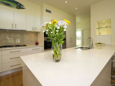 Echo Beach House, 16 Reflections Dr - Luxurious House With Magnificent Pool And Ducted Air - Food Delivery Shop 1