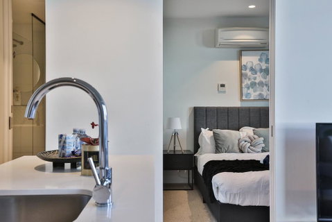 EQ TOWER Melbourne CBD APT - Food Delivery Shop 1