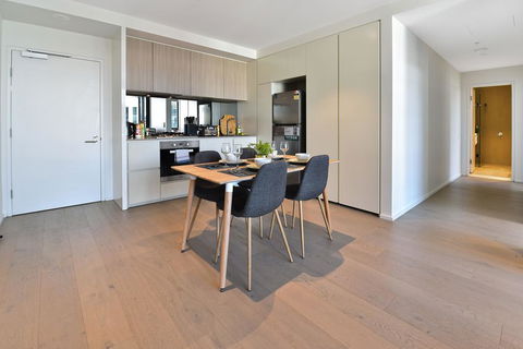 Family Loved-2BR Apt @ Docklands - Free Parking - Food Delivery Shop 3
