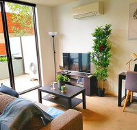 FITZROY FANTASTIC 1BR APT with FREE WINE NETFLIX WIFI close to TRAMS COLES - Food Delivery Shop