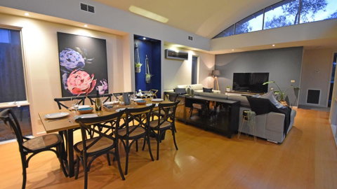 FLORENCE HOUSE Sundrenched Luxury With Pool & Deck - Food Delivery Shop 3