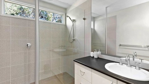 FLORENCE HOUSE Sundrenched Luxury With Pool & Deck - Food Delivery Shop 1