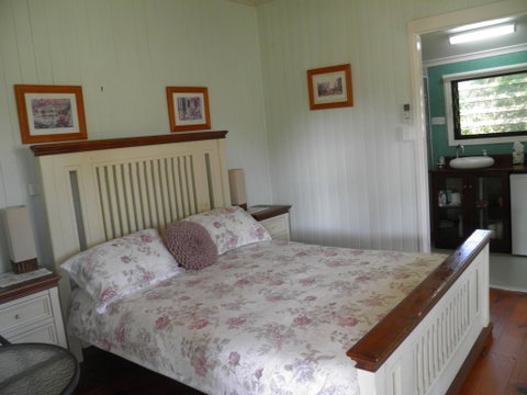 Follywood Guesthouse B&B - Food Delivery Shop 0