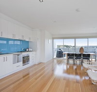 Four Kings Apartment - Deluxe 2br 3 - Food Delivery Shop
