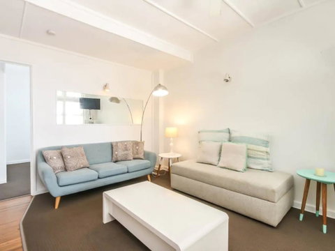 Funky 1 Bedroom Beach Pad By The Beach - Food Delivery Shop 0