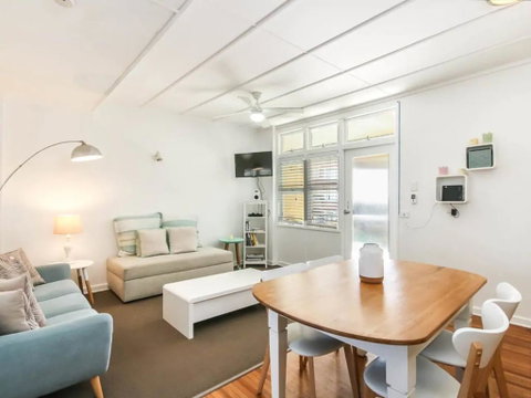 Funky 1 Bedroom Beach Pad By The Beach - Food Delivery Shop 2