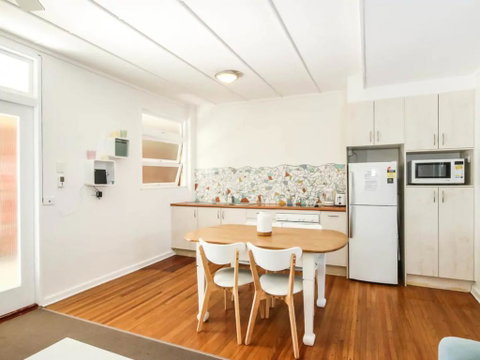 Funky 1 Bedroom Beach Pad By The Beach - Food Delivery Shop 3