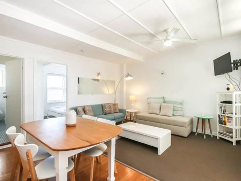 Funky 1 Bedroom Beach Pad By The Beach - Food Delivery Shop 1