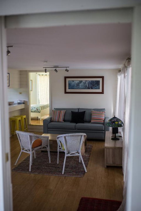 Funky Flat On Acreage - Food Delivery Shop 3