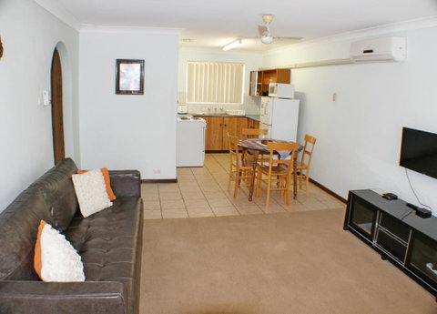 Geraldton Holiday Unit - Food Delivery Shop 3