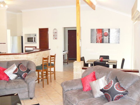 Geraldton Luxury Retreat 2 - Food Delivery Shop 1