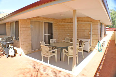 Geraldton Luxury Vacation Home - Food Delivery Shop 1