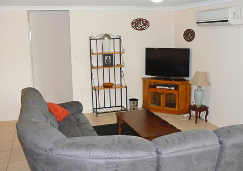 Geraldton Luxury Vacation Home - Food Delivery Shop 2