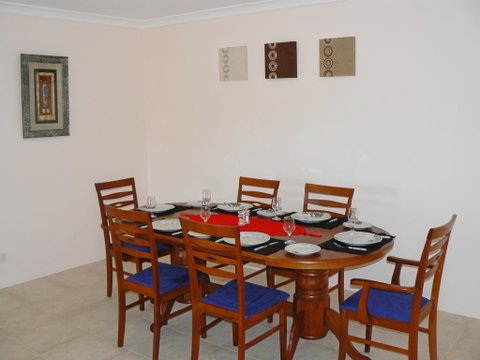 Geraldton Luxury Vacation Home - Food Delivery Shop 3