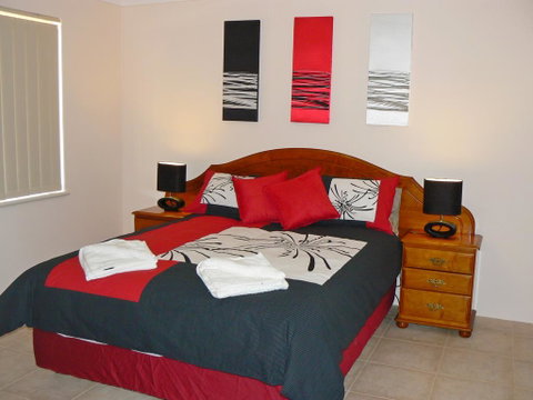Geraldton Luxury Vacation Home - Food Delivery Shop 0
