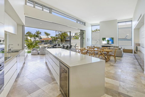 Go With The Flow, Noosa Sound - Food Delivery Shop 3