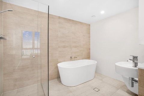 Grand Beach Views In 2-Bed Apartment With Balcony - Food Delivery Shop 2