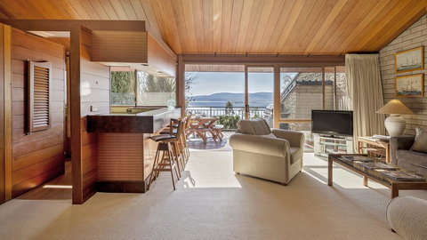 Grey Kangaroo- On Lake Jindabyne Foreshore - Pet Food Australia 0