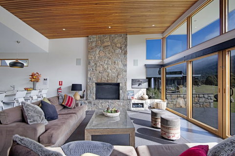 Grey Mare Chalet - Pet Food Australia 1