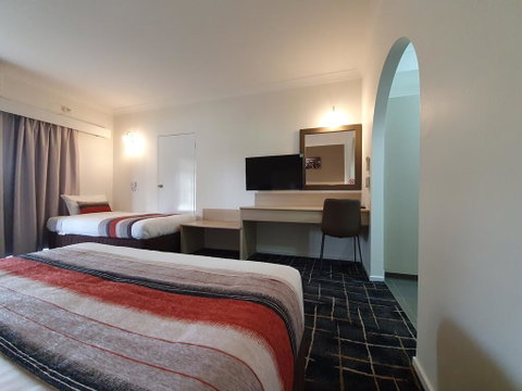 Hamilton's Queanbeyan Motel - Food Delivery Shop 1