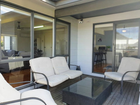Homely Getaways In Surf Beach - Pet Friendly - Food Delivery Shop 1
