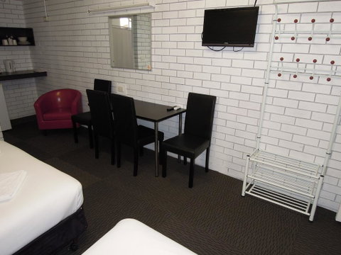 Jackaroo Apartments - Food Delivery Shop 2