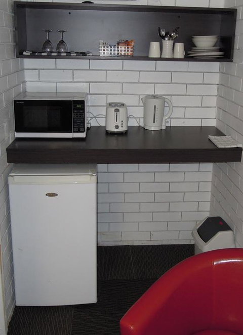 Jackaroo Apartments - Food Delivery Shop 3