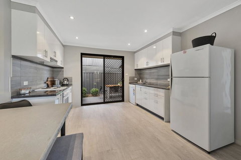 Lake Escape On Pool Avenue - Food Delivery Shop 1