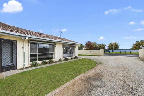 Lake Escape On Pool Avenue - Food Delivery Shop 0