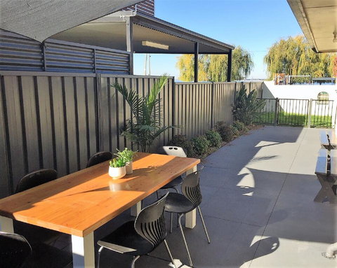 Lake Escape On Pool Avenue - Food Delivery Shop 2