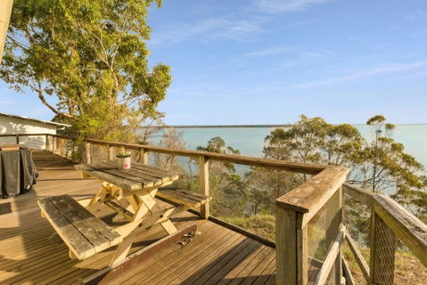 Lakescapes Cottage - 180 Degree Panoramic Views - Food Delivery Shop 1