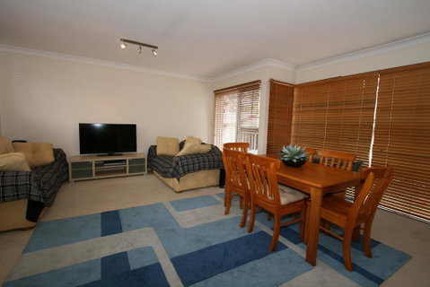 Lakeside 3/37 Cobbon Crescent - Food Delivery Shop 0
