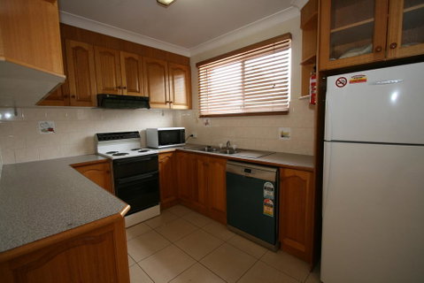 Lakeside 3/37 Cobbon Crescent - Food Delivery Shop 3