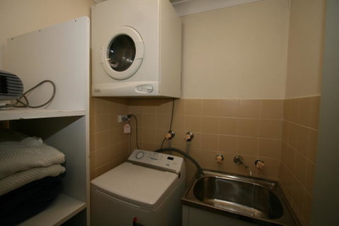 Lakeside 3/37 Cobbon Crescent - Food Delivery Shop 2