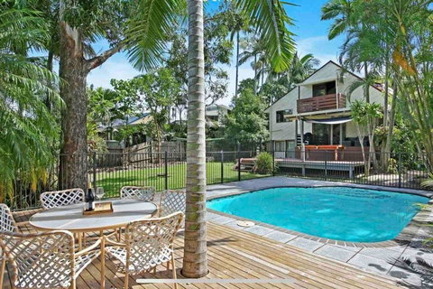Lakeside Beach House - Hostie Properties - Pet Food Australia 0