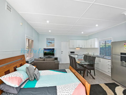 Lakeside Cabin - Pet Food Australia 1