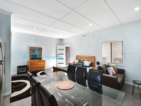 Lakeside Cabin - Pet Food Australia 3