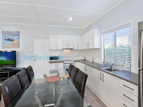 Lakeside Cabin - Pet Food Australia 0