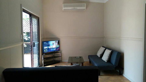 Large 6-Bedroom House With Wifi & Netflix Close To Singleton CBD Hunter Valley - Food Delivery Shop 1