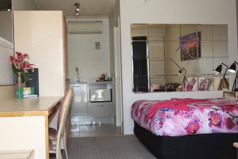 Leagues Motel - Food Delivery Shop 2