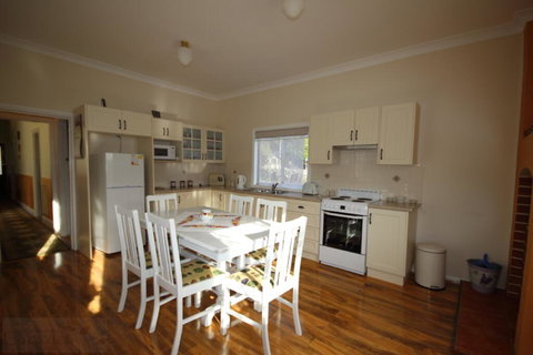 Lilac Cottage - Food Delivery Shop 3