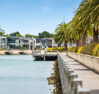 Luxe 101  Martha Cove waterfront luxury on the marina walk to beach - Food Delivery Shop