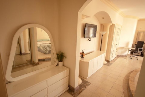 Luxuary Self-contained Living With Spa. - Food Delivery Shop 2