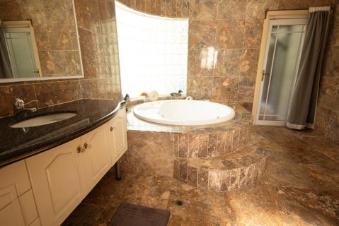 Luxuary Self-contained Living With Spa. - Food Delivery Shop 3
